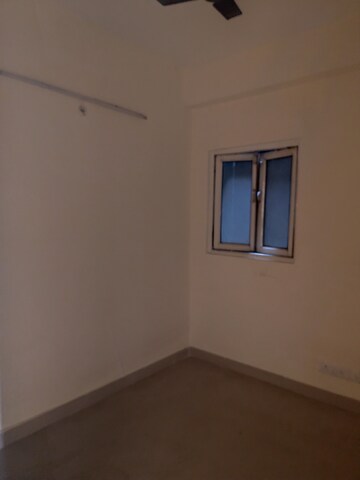 Room in 3.5 BHK Apartment at Aims Golf City, Sector 75 – for Rent