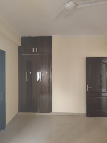 Room in 3.5 BHK Apartment at Aims Golf City, Sector 75 – for Rent