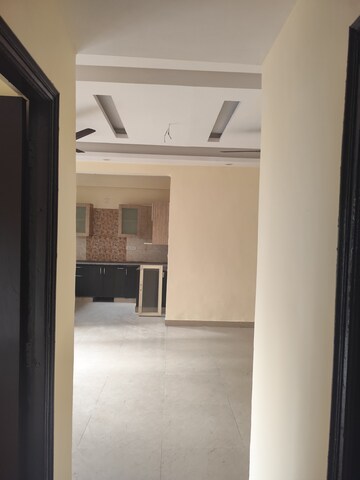 Room in 3.5 BHK Apartment at Aims Golf City, Sector 75 – for Rent