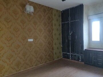 Room in 4 BHK Apartment at RWA Jalvayu Vihar, Sector 25 – for Rent