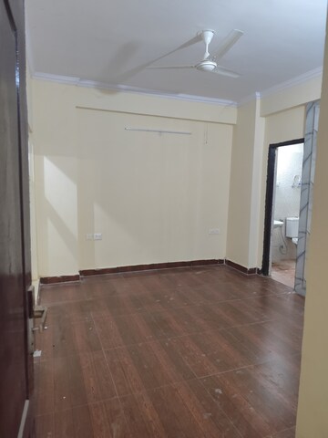 Room in 2.5 BHK Apartment at Aims Golf City, Sector 75 – for Rent