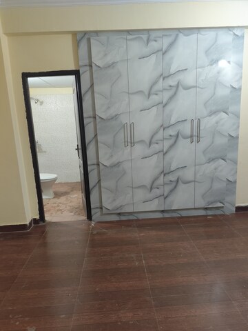 Room in 2.5 BHK Apartment at Aims Golf City, Sector 75 – for Rent