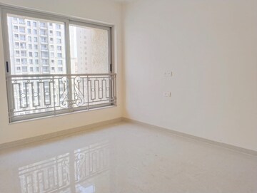 Room in 2 BHK Apartment at Hiranandani Fortune City, New Panvel – for Rent