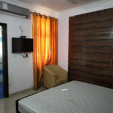 Bedroom in 3.5 BHK Apartment at Parsvnath Planet Plaza, Vibhuti Khand – for Rent