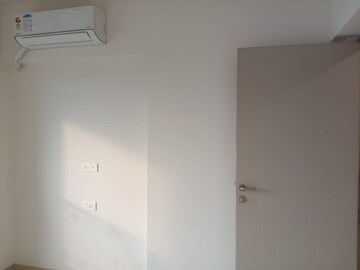 Room in 3 BHK Apartment at Hiranandani Fortune City, New Panvel – for Rent