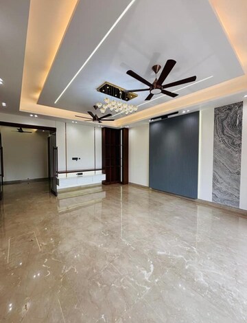Room in 2 BHK Builder Floor at Unitech Infospace, Sector 21 – for Rent