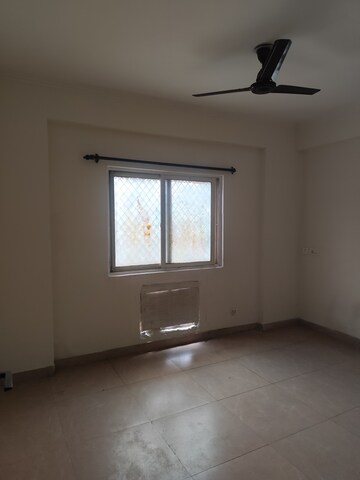 Room in 2.5 BHK Apartment at Futec Gateway, Sector 75 – for Rent