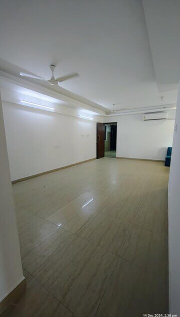 Room in 3 BHK Apartment at HDIL Metropolis Residences, Andheri West – for Rent