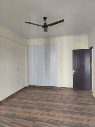 Room in 3.5 BHK Apartment at Futec Gateway, Sector 75 – for Rent