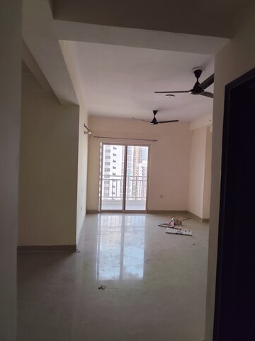 Room in 3.5 BHK Apartment at Futec Gateway, Sector 75 – for Rent