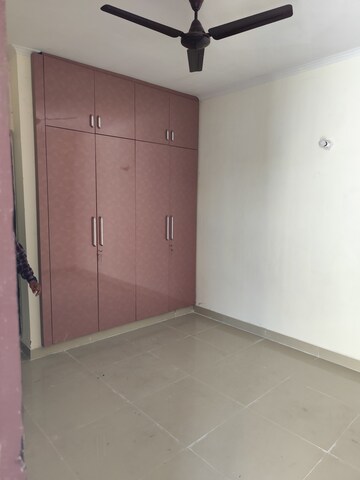 Room in 3.5 BHK Apartment at Futec Gateway, Sector 75 – for Rent