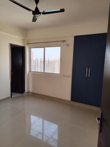 Room in 3.5 BHK Apartment at Futec Gateway, Sector 75 – for Rent