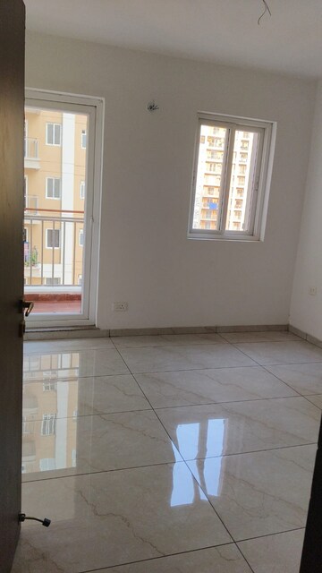Room in 3 BHK Apartment at Rishita Manhattan, Gomti Nagar – for Rent