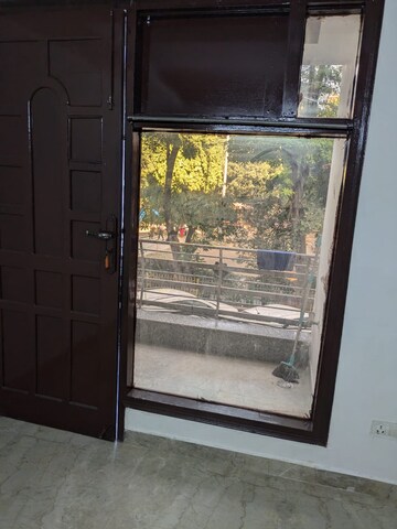 Room in 2 BHK Apartment at Amar Colony – for Rent