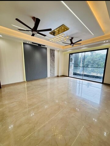 Room in 4 BHK Builder Floor at Unitech Infospace, Sector 21 – for Rent