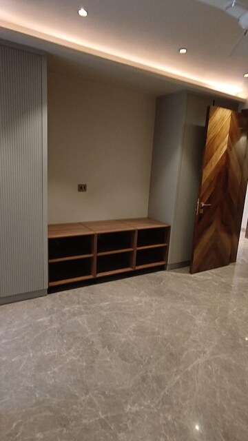 Room in 4 BHK Builder Floor at Whispering Meadows, Sector 43 – for Sale