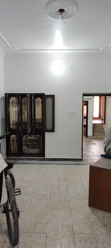 Room in 3 BHK Independent House at Gomti Nagar – for Rent