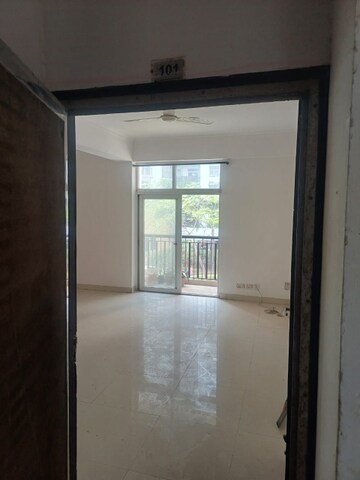 Room in 3 BHK Apartment at Amrapali Golf Homes, Sector 4, Greater Noida – for Sale
