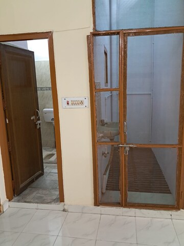 Room in 2 BHK Independent House at Gomti Nagar – for Rent
