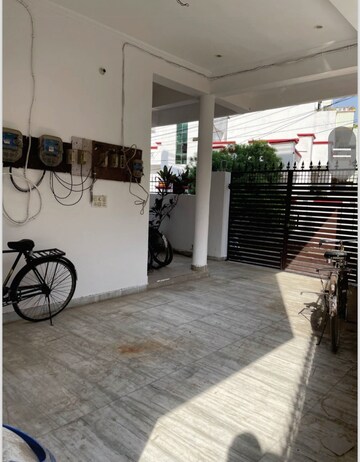 Parking in 6 BHK Independent House at Gomti Nagar – for Sale