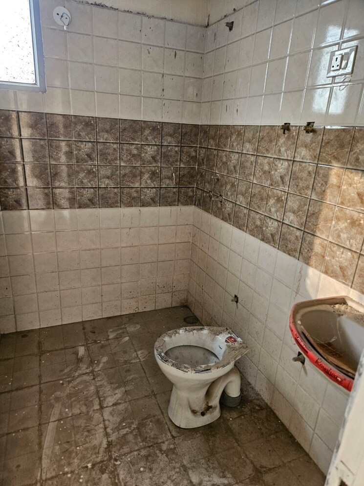 Bathroom, rof-amaltas 3 Bedroom 1413 Sq.Ft. Apartment In Sector 92 Gurgaon 8229950