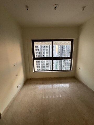 Room in 2 BHK Apartment at Kalpataru Paramount, Kapur Bawdi – for Rent