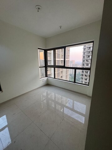 Room in 2 BHK Apartment at Kalpataru Paramount, Kapur Bawdi – for Rent