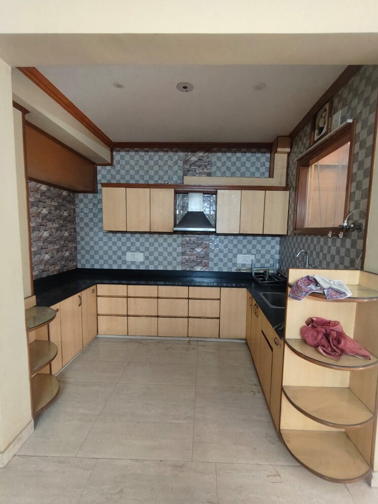 Kitchen, hargobind enclave 3 Bedroom 1800 Sq.Ft. Apartment In Hargobind Enclave Delhi 8230148