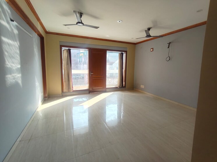 Room, hargobind enclave 3 Bedroom 1800 Sq.Ft. Apartment In Hargobind Enclave Delhi 8230148