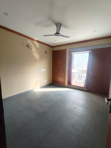 Room in 3 BHK Apartment at Hargobind Enclave – for Rent