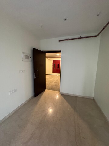 Room in 2 BHK Apartment at Kalpataru Paramount, Kapur Bawdi – for Rent