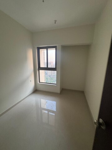 Room in 2 BHK Apartment at Kalpataru Paramount, Kapur Bawdi – for Rent