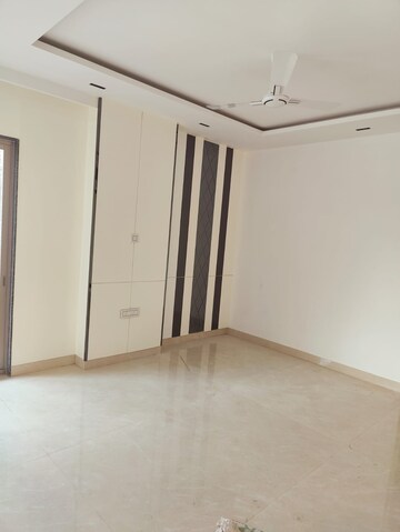 Room in 3 BHK Builder Floor at Shalimar Bagh – for Sale