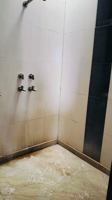 Bathroom in 6 BHK Independent House at Sector 16 – for Rent