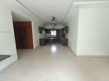 Room in 4 BHK Apartment at Kodambakkam – for Rent