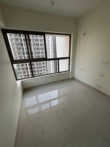 Room in 2 BHK Apartment at Kalpataru Paramount, Kapur Bawdi – for Sale
