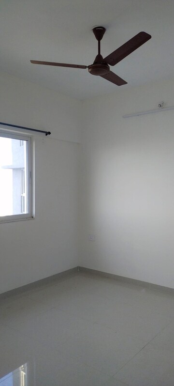 Room in 1 BHK Apartment at Omkar Signet, Malad East – for Rent