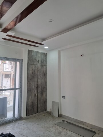 Furnished Amenities in 3 BHK Builder Floor at Sector 16a – for Sale
