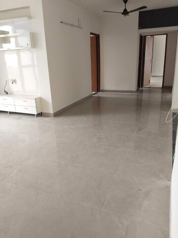 Room in 3 BHK Apartment at Netaji Subhash Place – for Rent