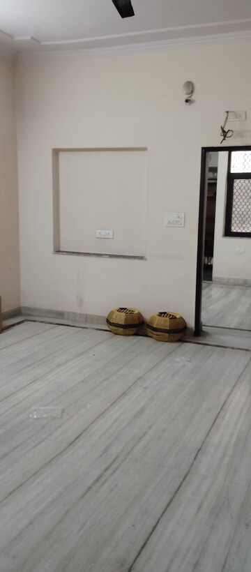 Room in 2 BHK Builder Floor at RWA Apartments Sector 41, Sector 41 – for Rent