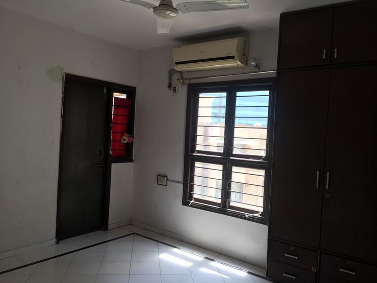 Room, satellite 2 Bedroom 1200 Sq.Ft. Apartment In Satellite Ahmedabad 8231489