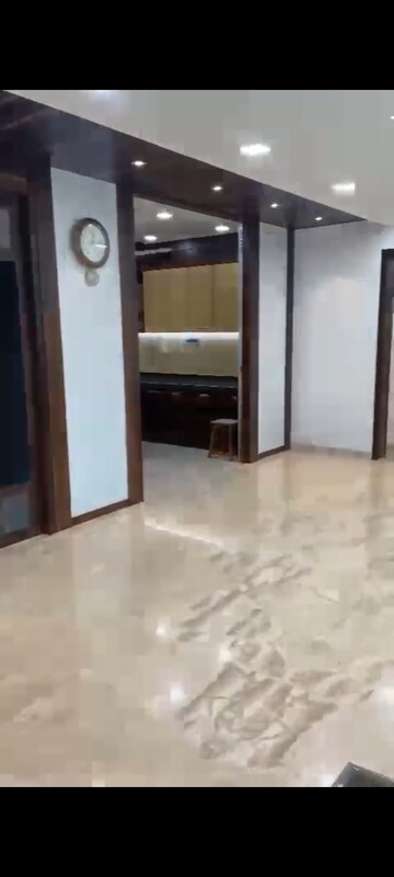 Room in 4 BHK Apartment at Hiranandani Heritage, Kandivali West – for Rent