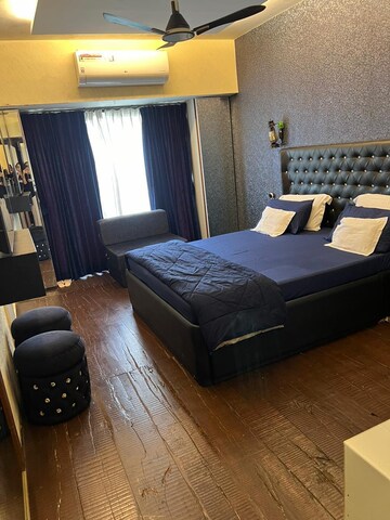 Bedroom in 4 BHK Apartment at Rushi Tower, Andheri West – for Sale
