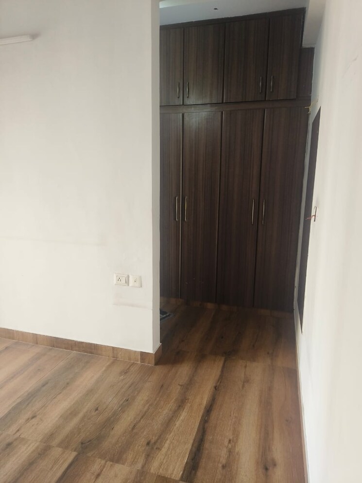 Room, sector 52 3.5 Bedroom 1925 Sq.Ft. Apartment In Sector 52 Noida 8231806