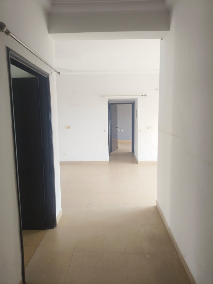 Room, sector 52 3.5 Bedroom 1925 Sq.Ft. Apartment In Sector 52 Noida 8231806