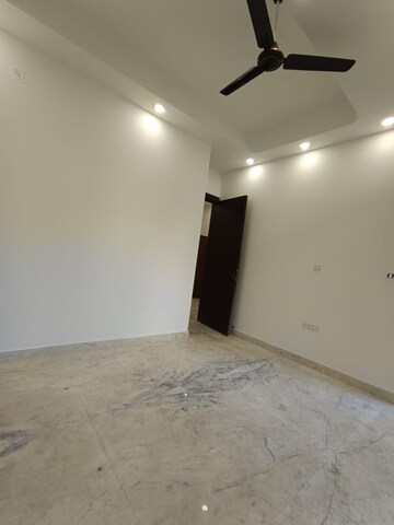 Room in 2.5 BHK Apartment at Paschim Vihar – for Rent