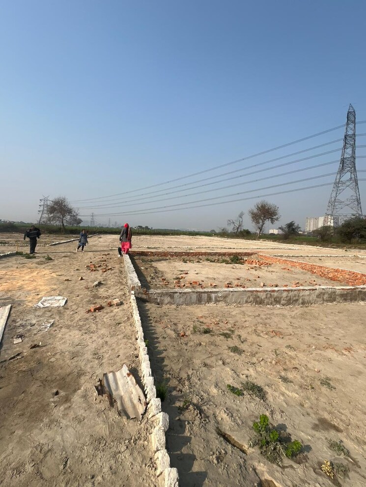 Garden, beta ii greater noida  256 Sq.Yd. Plot In Beta Ii Greater Noida Greater Noida 8232225