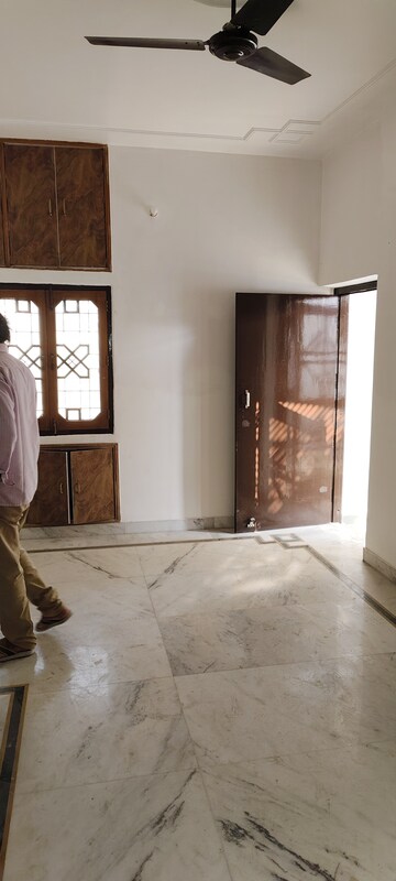 Room in 2 BHK Independent House at Gomti Nagar – for Rent