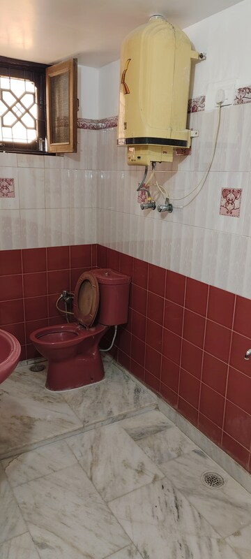 Bathroom in 2 BHK Independent House at Gomti Nagar – for Rent