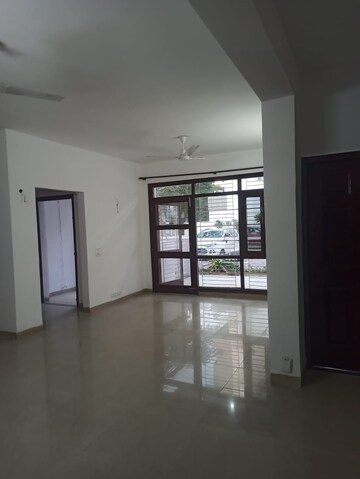 Room in 3 BHK Builder Floor at Unitech South City II, Sector 50 – for Rent